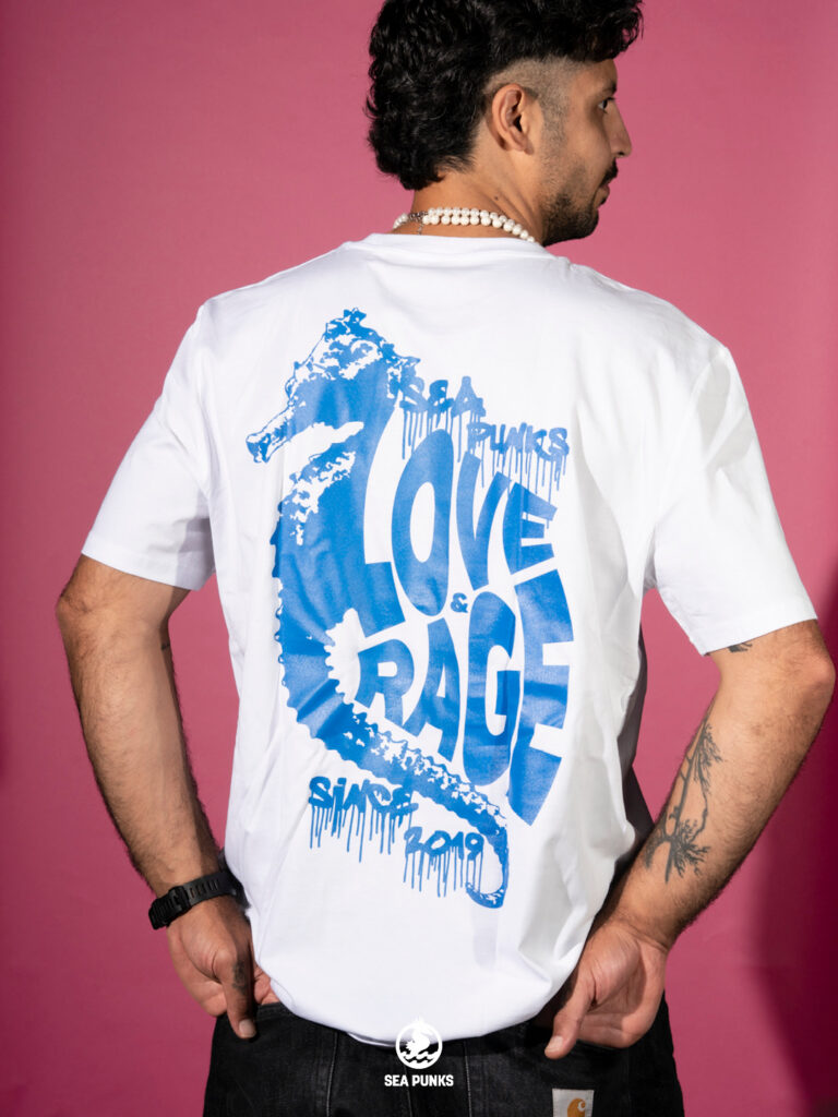 Weißes Shirt mit blauem Seepferdchen und „Love & Rage“
