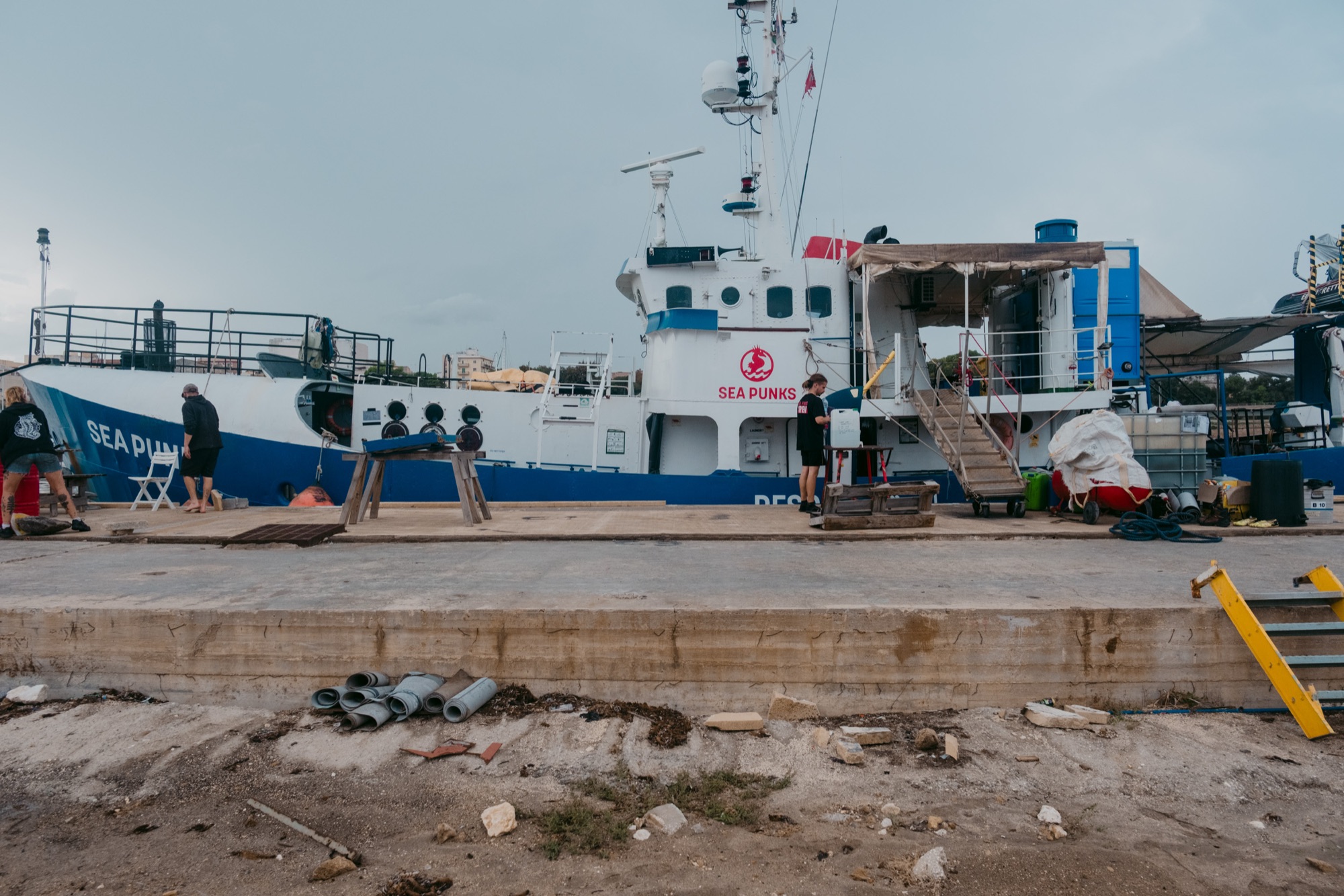 SP1-Hafen Sea Punk I at the quay, crew working on deck